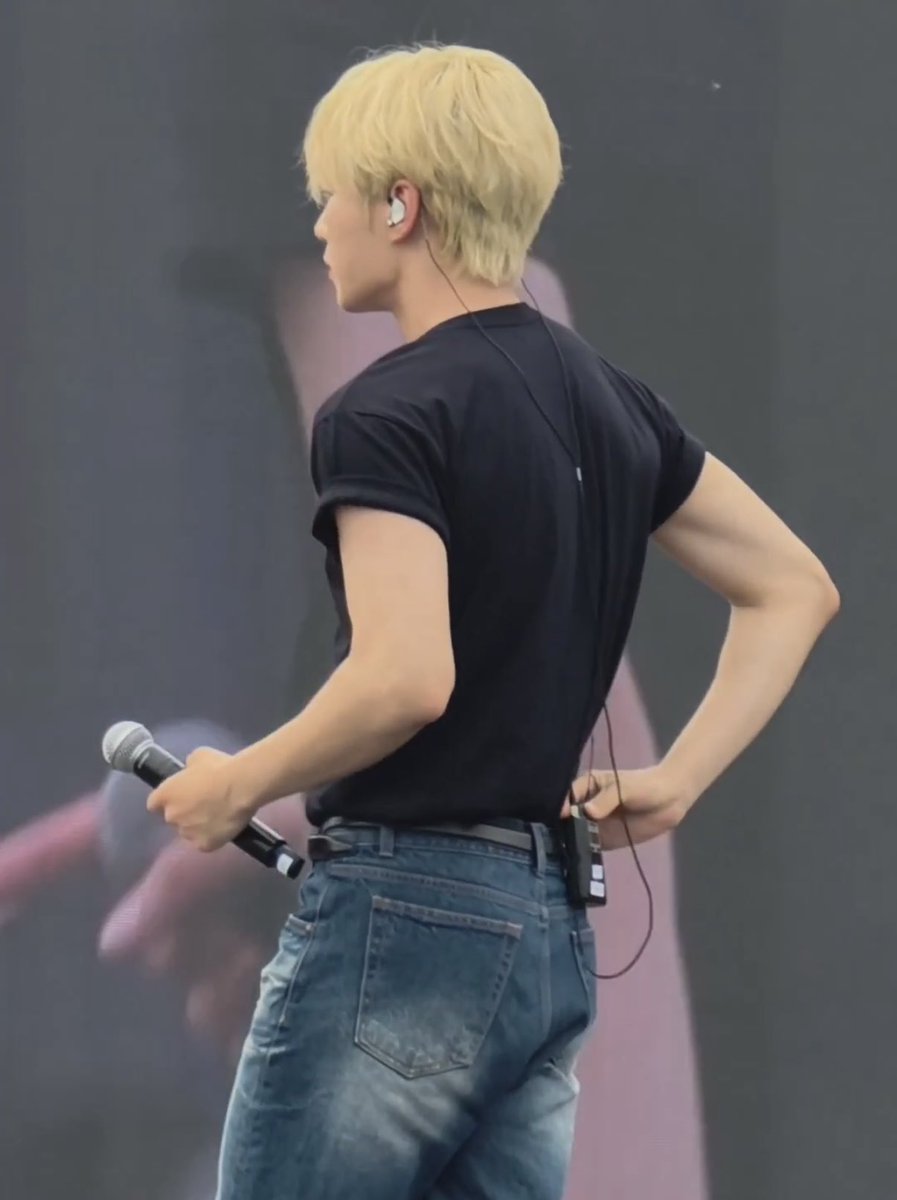 lovely_2__'s tweet photo. 아 남자등빨 미치겟네 ..// https://t.co/jo6VCthXlY