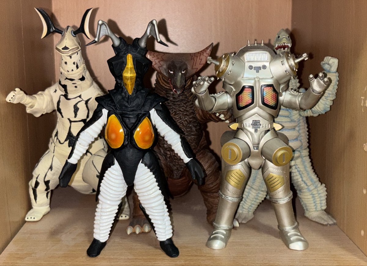 これにて大怪獣バトルの人気メジャー5大怪獣揃い踏み。 #ゴモラ