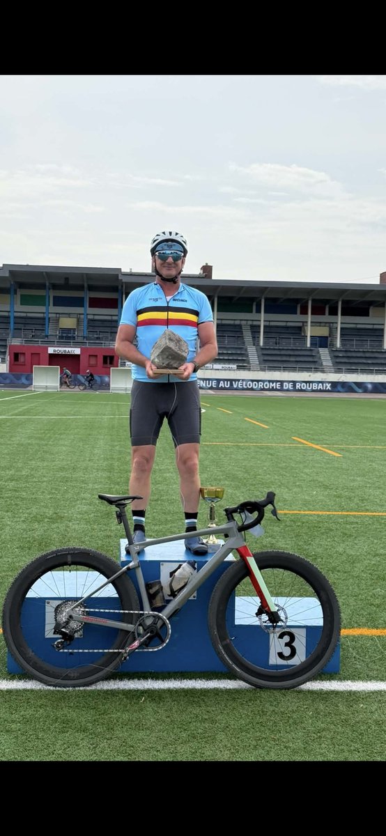 puikzi's tweet photo. Paris roubaix https://t.co/Xf49fhdruL