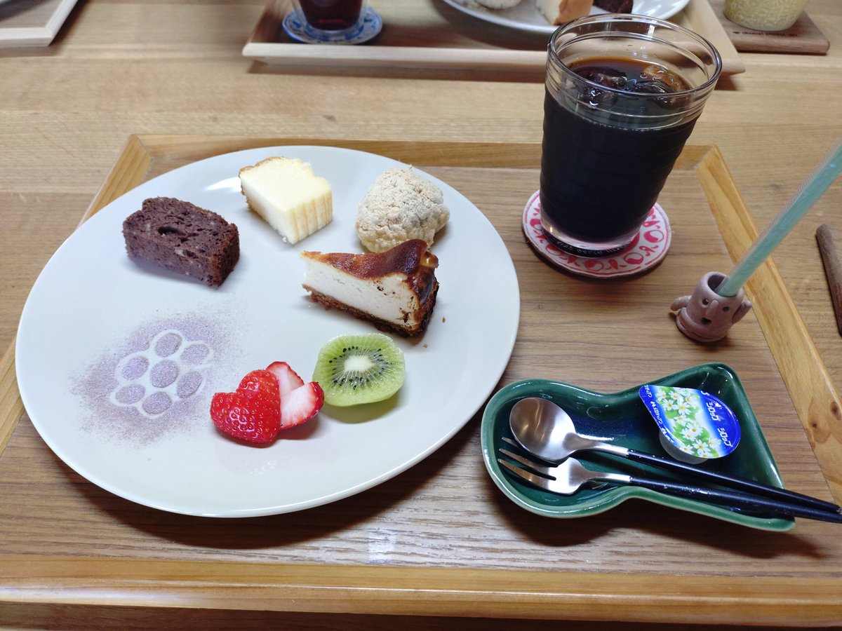 shokannon's tweet photo. 奈良県御所市の水泥(みどろ)カフェでいつもの面々でおいしいランチをいただきました。水泥古墳は家の方が案内してくださり説明がますます上達されて、久しぶりに縁側でゆったりまったり涼みました
コニタンのハニワもストロー立てに大活躍！カフェで販売もしてます♪柳屋さんのかき氷もおいしかった✨ https://t.co/5etepemu73