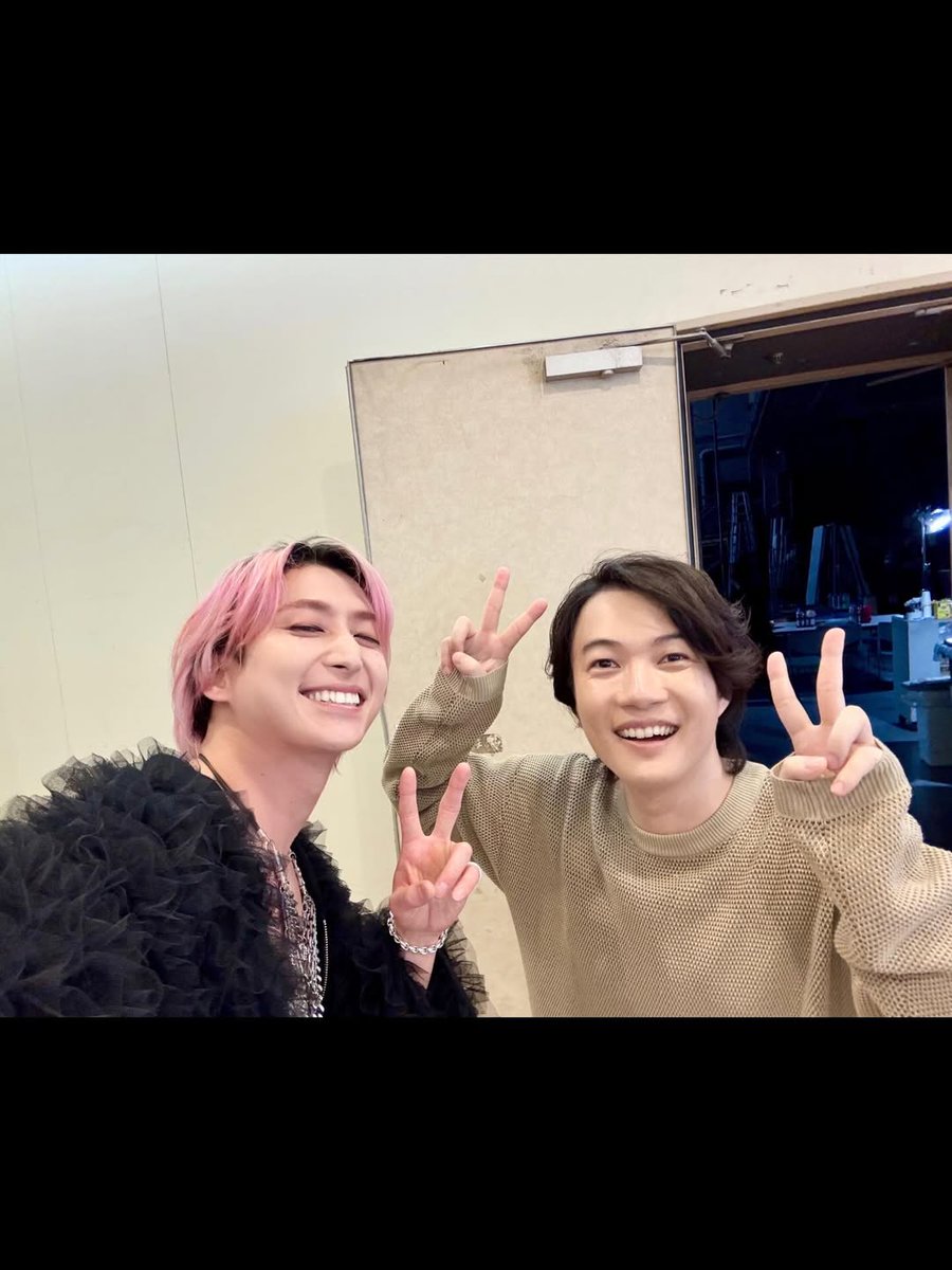sak_love_info's tweet photo. 神木くん (^^)

友達の神木くんが #それスノ に来てくれた！！

お仕事で一緒になるのは、初めてで嬉しかったわ〜 (^^)

３枚目はJack In The BoxのMV撮影の時に撮影所で会った時 の(^^)

#佐久間のイソスタ https://t.co/yfxeKGWQuj