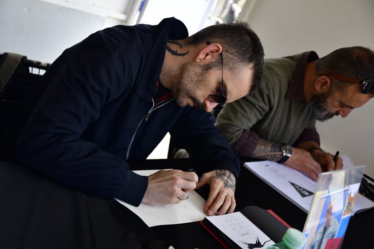 FcomicEuropeo's tweet photo. 📚🎨 Clausuramos la XIV edición del Festival del Cómic Europeo. Gracias a todos los asistentes, autores invitados y medios de comunicación que habéis llenado de vida la Plaza de Andalucía. 🖋️✨
Aunque la lluvia 🌧️ no nos dejó disfrutar al 100%, nos llevamos grandes momentos. https://t.co/kjInEGD1C2