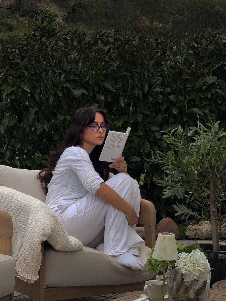 Elenalune_'s tweet photo. her favorite place is between the chapters of a good book 📖🌿 https://t.co/u162x2Q4f3