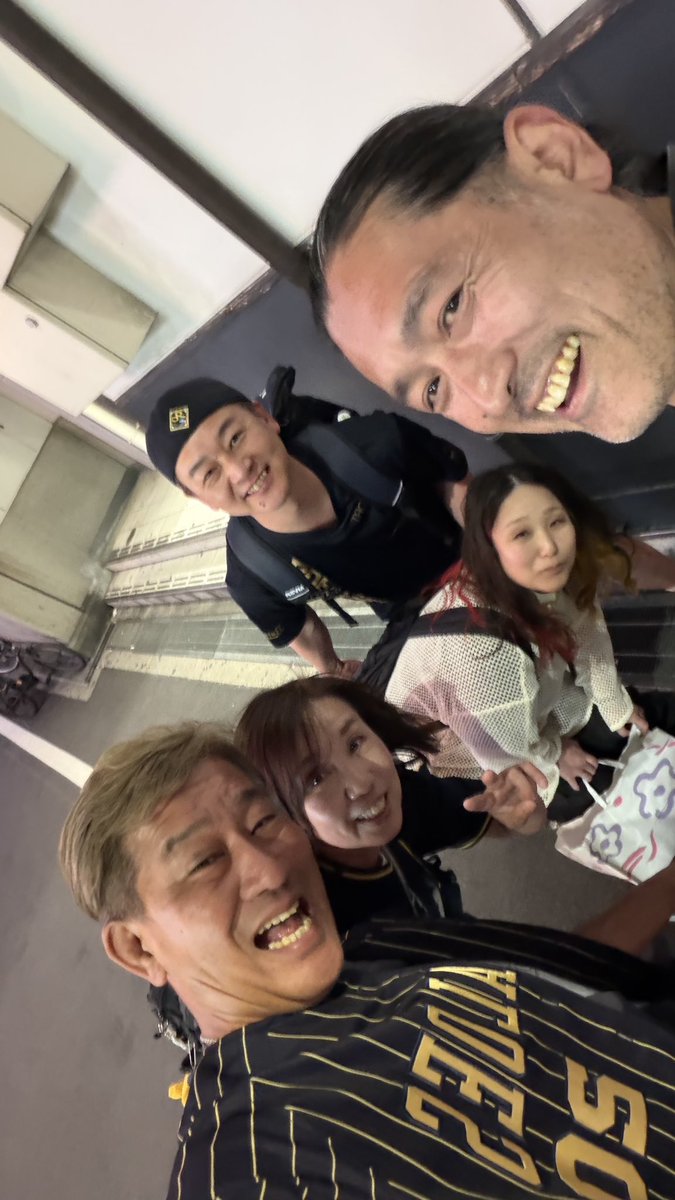 hiro_a1213's tweet photo. 今宵は敬愛するこの人を囲んで！

楽しい時間は一瞬でしたが

思い出は一生です。

ええ時間でしたー！🙌😭

#これからのマサヒロマンが楽しみ https://t.co/5JQVHBaEM8