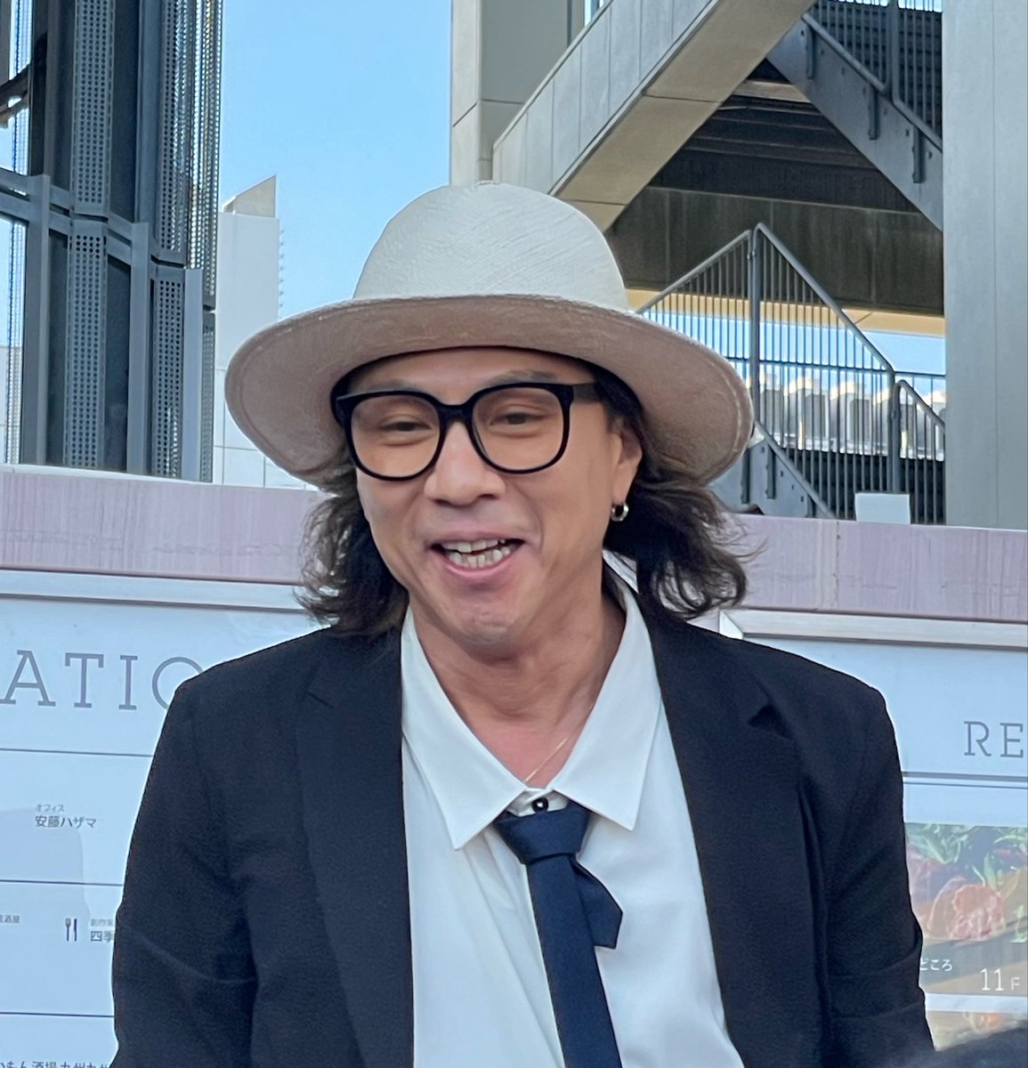 miyuu12911's tweet photo. 水戸OPA3階入り口で
#イーシスヒロ さん #L2
単独フリーライブ
#ひまわり からのバラード
#Lookatme などをしっとりと聴かせてくださり、
#いーね #EVERYバリGO でファンを振り付け・興奮のるつぼに引き込みました。
最後の #MayCry はトークでも触れた今のファンへの想いそのものです。 https://t.co/EybD1g9Ug7