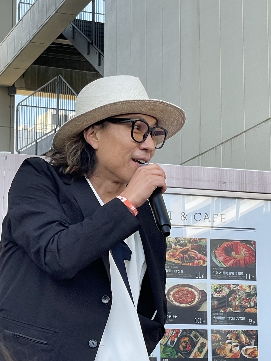miyuu12911's tweet photo. 水戸OPA3階入り口で
#イーシスヒロ さん #L2
単独フリーライブ
#ひまわり からのバラード
#Lookatme などをしっとりと聴かせてくださり、
#いーね #EVERYバリGO でファンを振り付け・興奮のるつぼに引き込みました。
最後の #MayCry はトークでも触れた今のファンへの想いそのものです。 https://t.co/EybD1g9Ug7