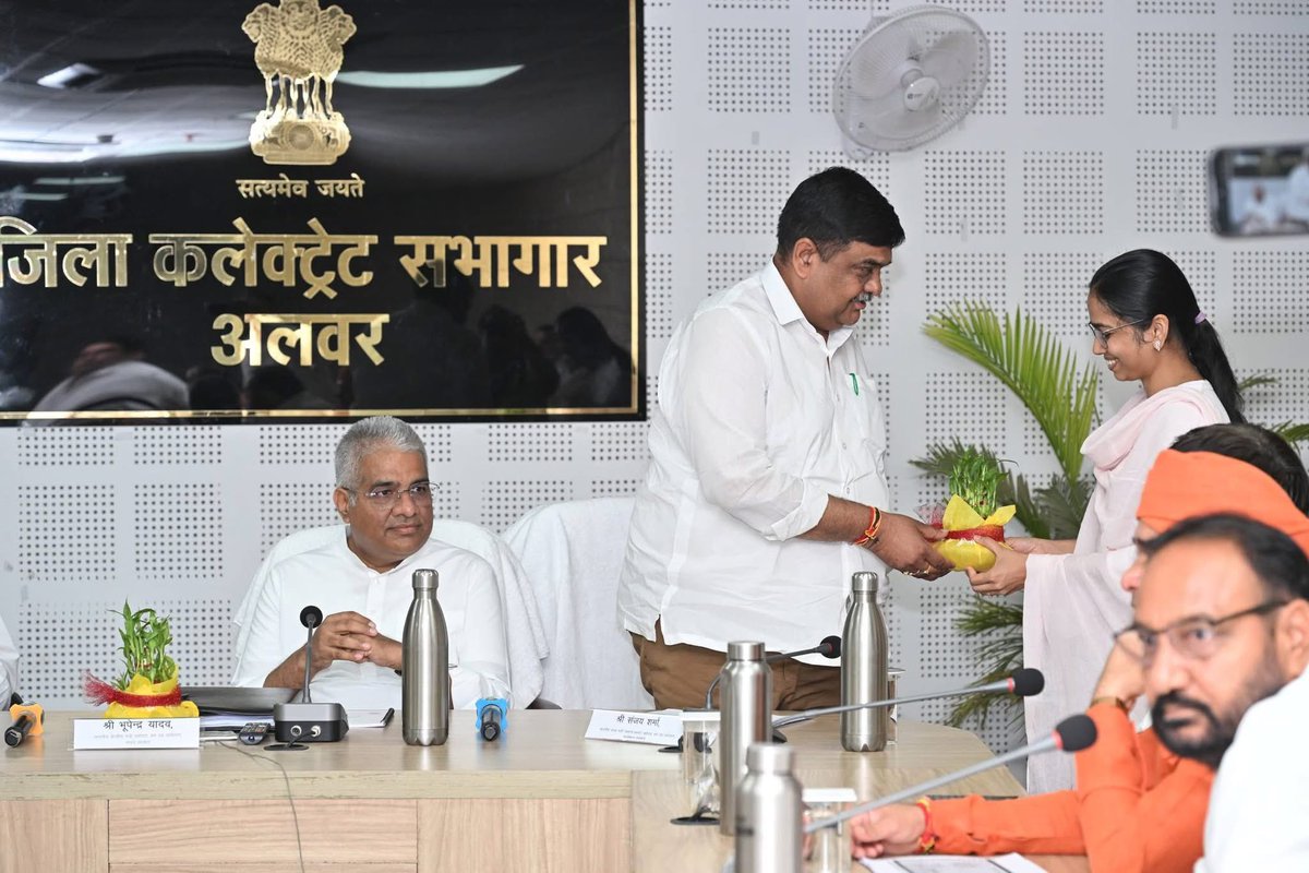 BJP4Alwar's tweet photo. आज अलवर जिला कलेक्ट्रेट सभागार में केंद्रीय मंत्री श्री भूपेंद्र यादव जी की अध्यक्षता में मीटिंग का आयोजन हुआ।
मीटिंग में वन मंत्री श्री संजय शर्मा जी, प्रदेश के मुख्य सचिव श्री बी श्रीनिवास जी भी उपस्थित रहे।
@byadavbjp @Sanjay4India1 @DIPRRajasthan https://t.co/LA7f2xlJXo