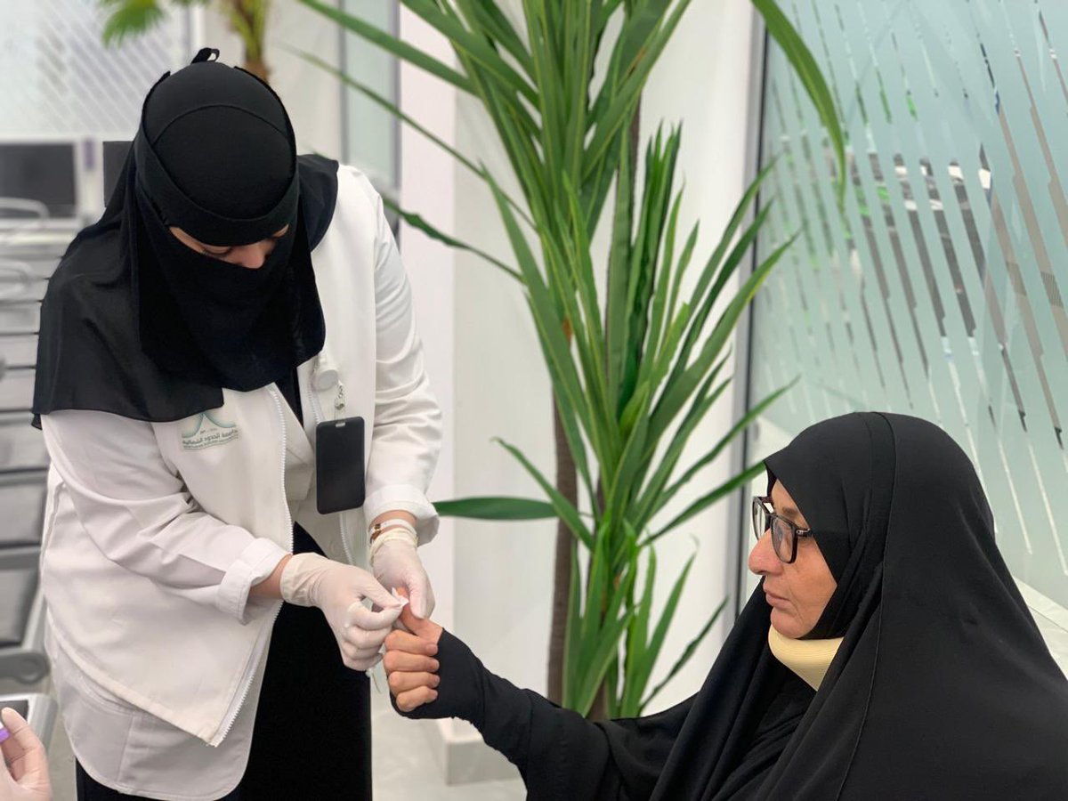 تُسهم #جامعة_الحدود_الشمالية في تقديم الخدمات لضيوف الرحمن في صالة المسافرين بمنفذ #جديدة_عرعر ضمن الجهود الرامية إلى تسهيل رحلة الحجاج وتقديم الدعم والخدمات اللازمة لهم خلال موسم الحج. 
#حج_1447هـ 
#حياكم_الله