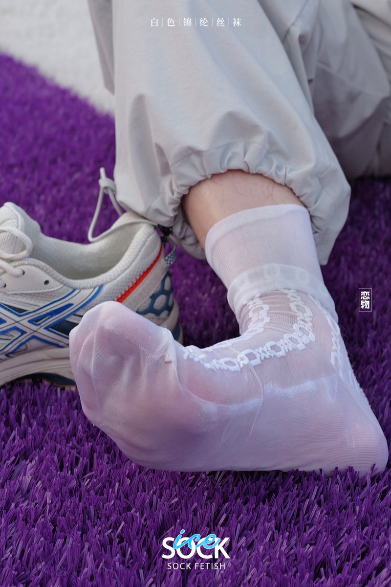 Retrosock1's tweet photo. 脚上的那一层薄薄的、带有立体花纹的白色锦纶，不仅是脚部的遮盖，更是他们用来驯服欲望、记录快感的私宠。 https://t.co/J7fZsmajpp