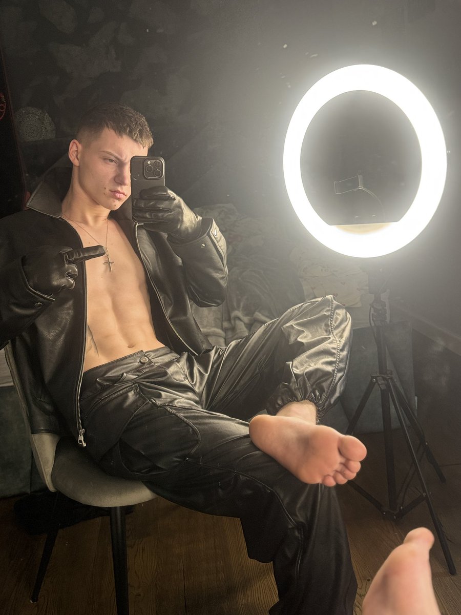 Leather king 🤴
Say “yes master” 🤫