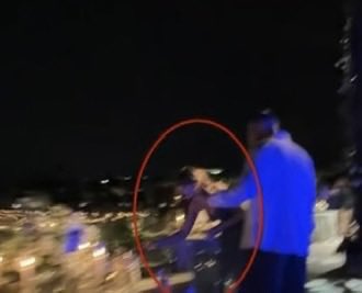 EM 4K! 🙏

Taylor Swift e Travis Kelce estiveram na Grécia para comparecer a um casamento.