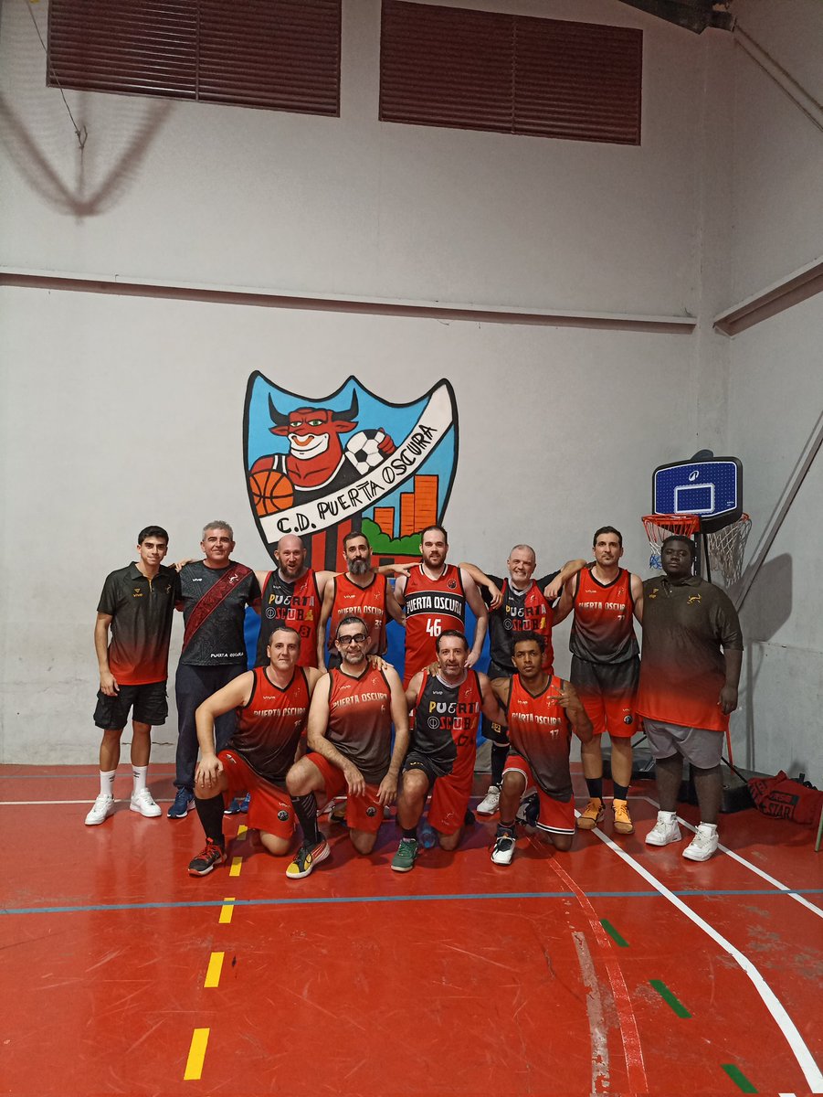 dasaliz's tweet photo. Buen talante, elegancia en las derrotas y confianza intacta🤘🏻🏀
Final de competición para el Senior +35 @CDJPuertaOscura
Amistad, compromiso, ganas de mejorar e ilusión ⛹️‍♂️💪🏻
La pasión por este deporte no tiene edad ni puesto clasificatorio 😊
Esto es ser +35 🫂
#SiempreJuntos https://t.co/pJznZ6VW2K