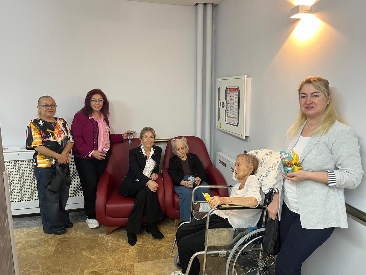 istgelecek's tweet photo. Anneler Günü vesilesiyle, İstanbul Sosyal Politikalar Başkanlığımız tarafından Büyükçekmece’de bulunan Ay Huzur ve Yaşlı Bakım Evi ziyaret edildi.

Hayatları boyunca sevgiyle, fedakârlıkla ve emekle nice nesiller yetiştiren kıymetli büyüklerimizle bir araya gelerek sohbet ettik, dualarını aldık.

Bir gün değil, her gün baş tacı olan tüm annelerimizin Anneler Günü’nü gönülden kutluyor; sağlık, huzur ve mutluluk diliyoruz. 

@Ahmet_Davutoglu 
@OsmanGentrk15 
@GelecekPartiTR