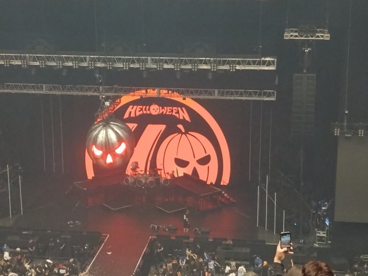 Maria_de_Rotz's tweet photo. 楽しみにしていたHELLOWEENのコンサートが終わってしまった(涙)
前回の武道館との時はマスク率が高かった印象でしたが、今回はみんなほぼマスクなしでお口全開で歌いましたね！
楽しかった！最高でした！
また日本に来てね！
#HELLOWEEN https://t.co/2dvZCbX0sj