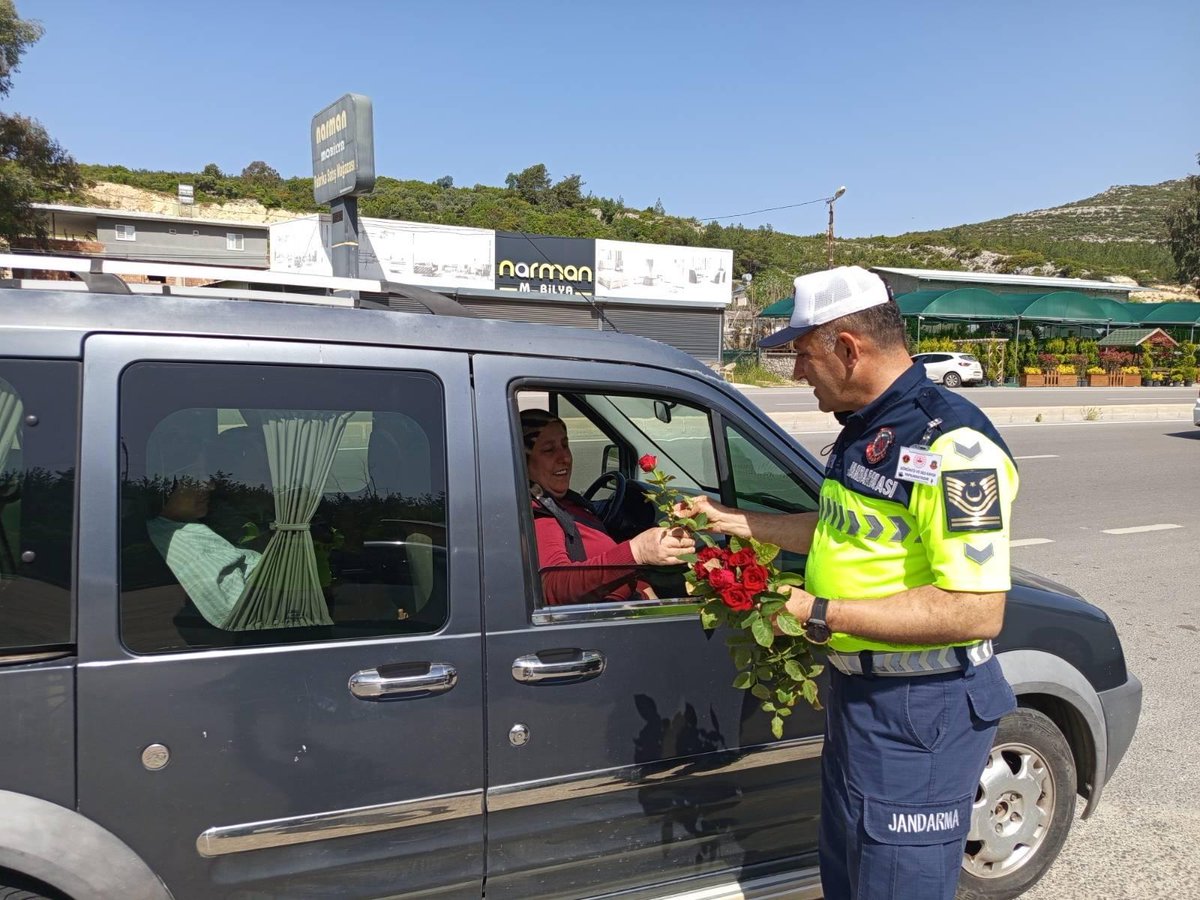 mersinjandarma's tweet photo. 📌 Mersin İl Jandarma Komutanlığı ekiplerimizce, icra edilen trafik uygulamasında annelere çiçek takdim edilerek Anneler Günleri kutlandı.

📍 Hayatımıza sevgileri, emekleri ve fedakârlıklarıyla değer katan tüm annelerimizin Anneler Günü’nü kutlar; sağlık, huzur ve mutluluk dolu nice güzel günler dileriz.