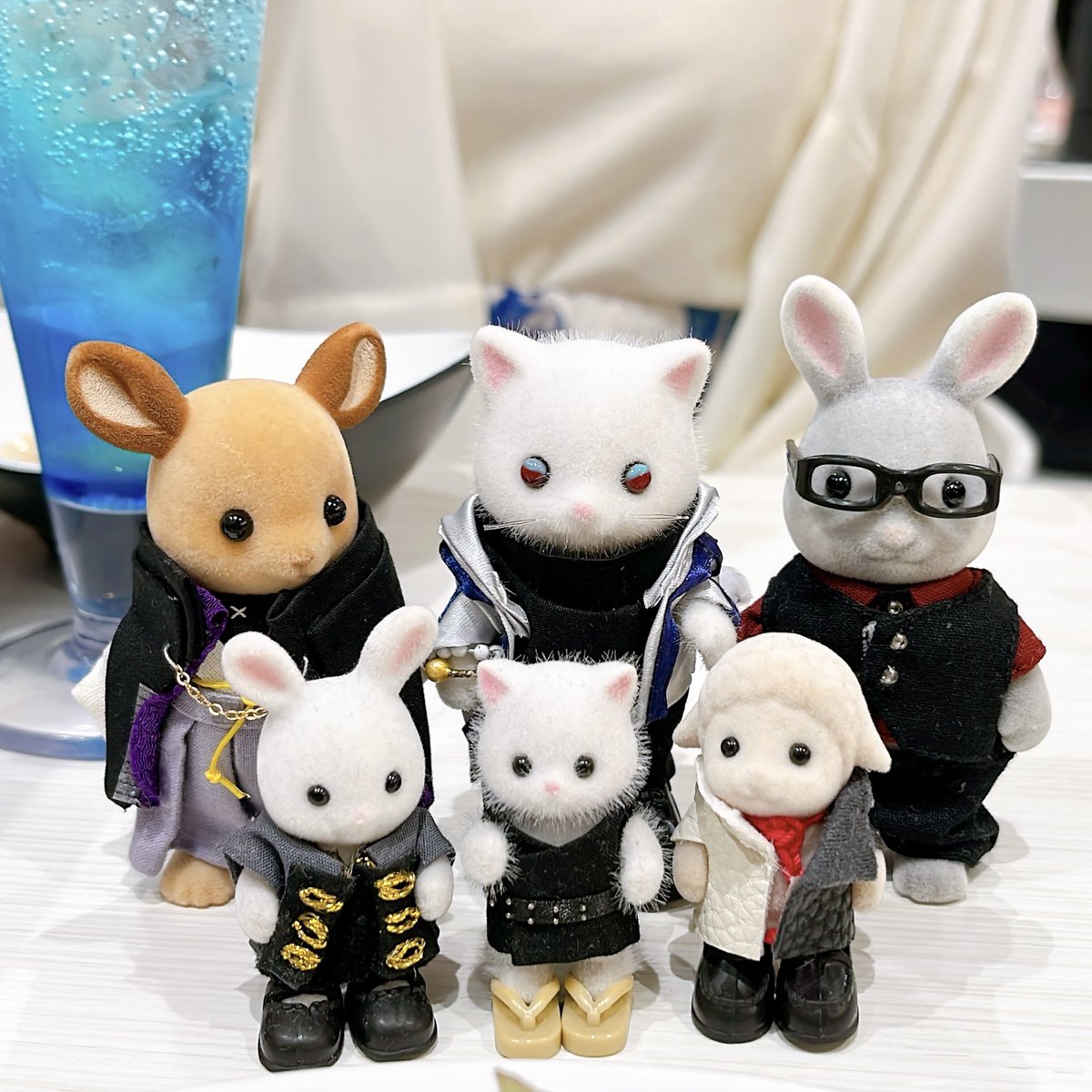 tozyon's tweet photo. エマ国の服を直すの忘れててずっとはだけてたよ https://t.co/g7uZWM5mvE