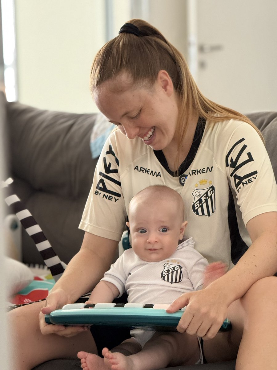 SantosFC's tweet photo. Um amor que passa de geração para geração. O pequeno Lucca ainda não tem dimensão do que a mamãe dele é para a história do Santos, mas com certeza entende perfeitamente o abraço, o carinho e o colo daquela que o pôs no mundo. Um feliz Dia das Mães para as mamães santistas e, em especial, para a maior artilheira da história das Sereias da Vila! 🤍🖤