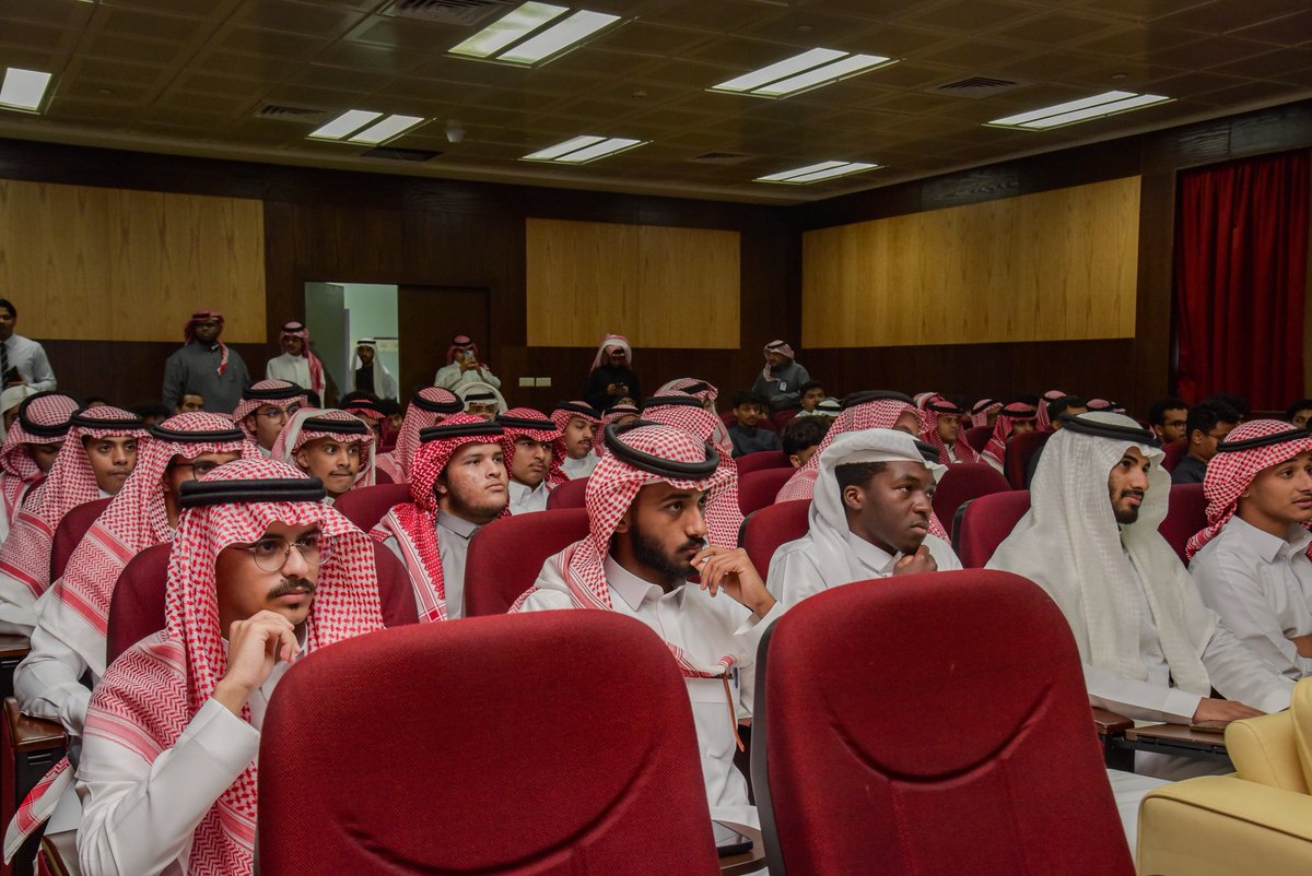 stujazanu's tweet photo. ضمن فعاليات أسبوع المرور الخليجي الموحد، نفذت عمادة شؤون الطلاب محاضرة توعوية في كلية الفنون والعلوم الإنسانية، بهدف تعزيز الوعي بالسلامة المرورية ونشر ثقافة الالتزام بالأنظمة والتعليمات المرورية، وسط تفاعل مميز من الحضور🚦✨.
#أسبوع_المرور_الخليجي_الموحد
#جامعة_جازان
#نشاطكم_يميزنا
#سلامتك_قرارك