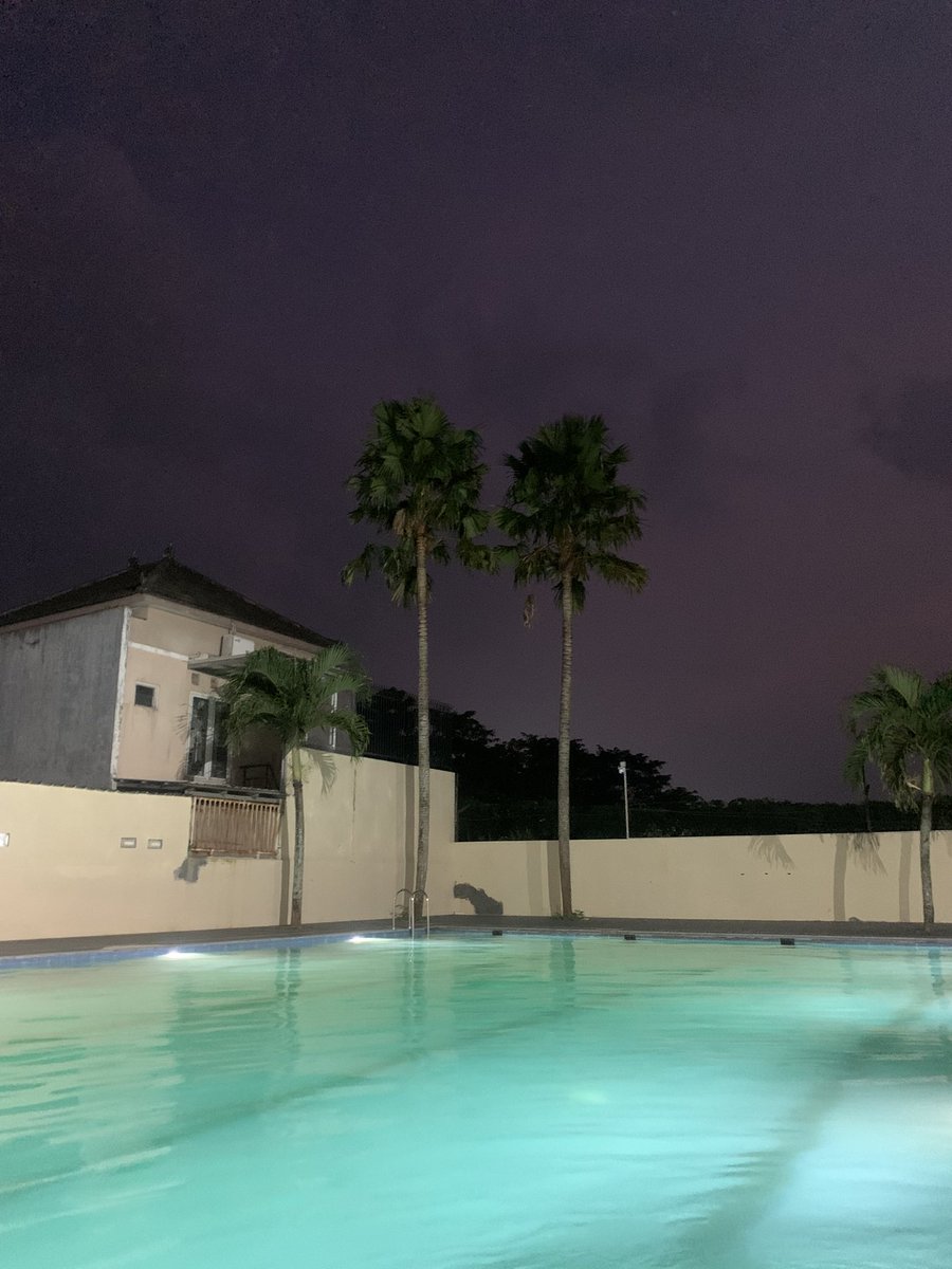 yemimut's tweet photo. kaya private pool, lah orang komplek pada punya kolam sendiri https://t.co/iS4TWDqeCz