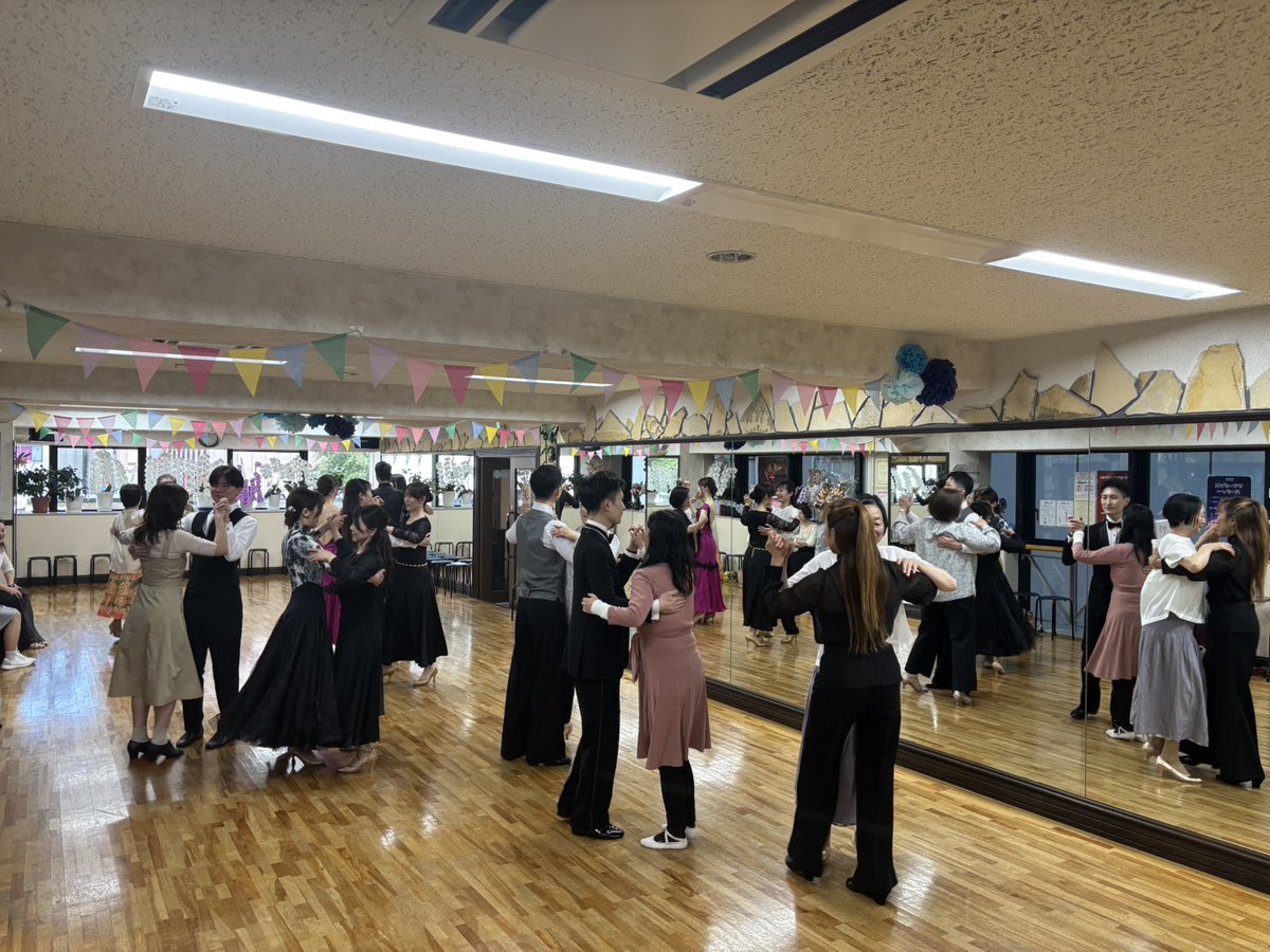 nishiodance's tweet photo. 本日、西尾ダンススクールParty Day🦩
午前に「ダンスパーティー体験会」を開催しました。ダンスが初めての方も、ブルースとジルバに挑戦🕺
また、服装やダンスパーティの種類も紹介しました。
皆さんとっても盛り上げって踊ってくださり楽しい😉これからも気軽にパーティに参加してみて欲しいです！ https://t.co/eKc1NGKoMS
