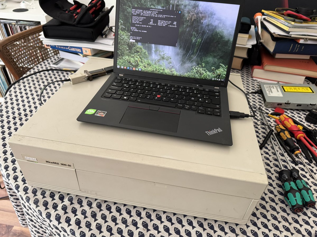 deccomputers's tweet photo. And here's the other new machine, a #MicroVAX 3100/40 in excellent condition—it works perfectly. https://t.co/D9h8LFLxUa