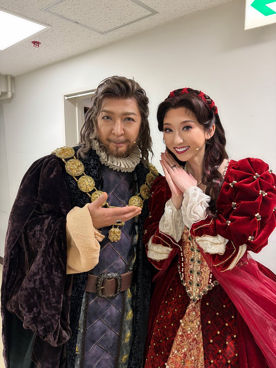 zenishikawa's tweet photo. 歌だけの共演だったのに
凄い充実感。また必ず！
かちゃちゃんと😊 禅

＃レイディ・ベス
＃凪七瑠海
＃石川禅 https://t.co/IqgUNK1Y0C