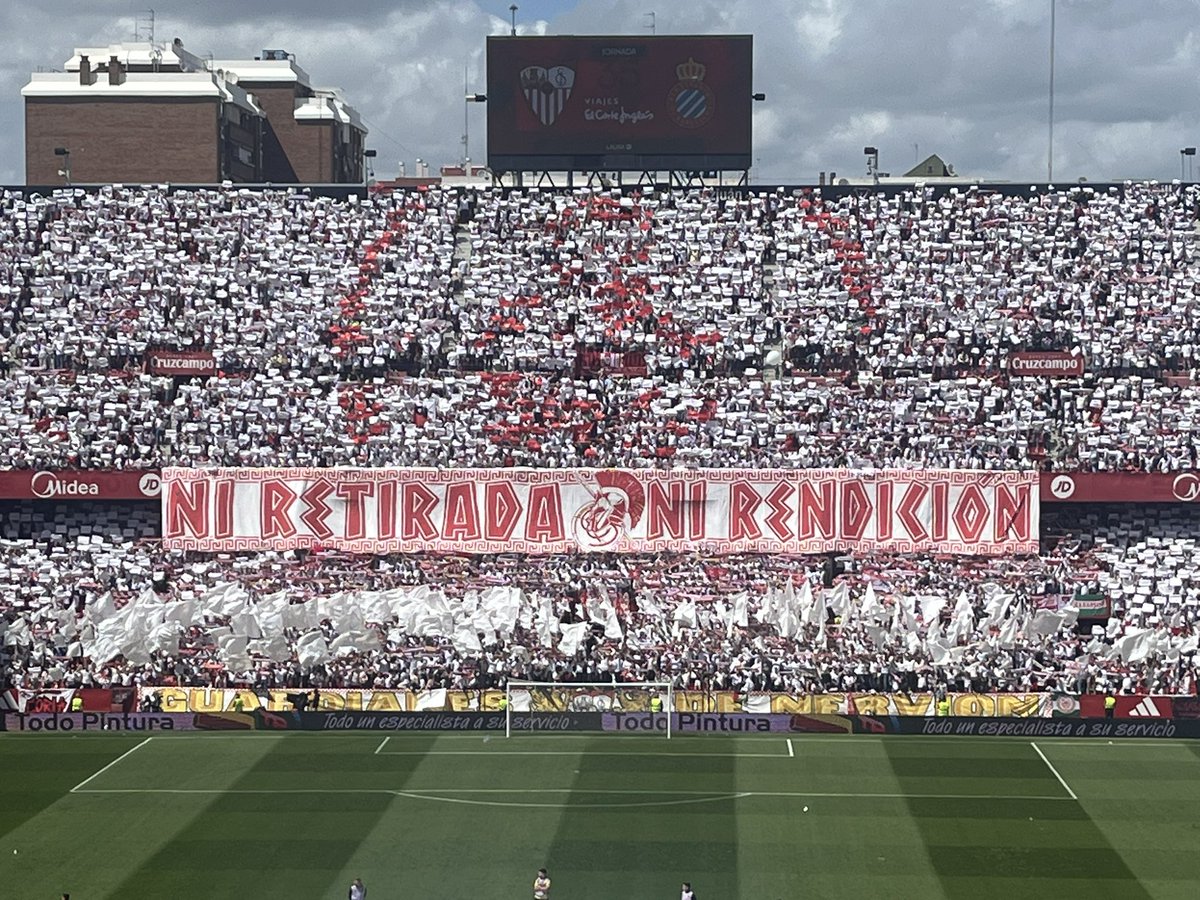PS_Coria's tweet photo. Y como siempre presentes con nuestra pancarta en gol norte y con nuestros socios repartidos por todo el estadio dejándose sus gargantas. 
Seguimos en la batalla ehhh!!! https://t.co/JfbMthf1rb
