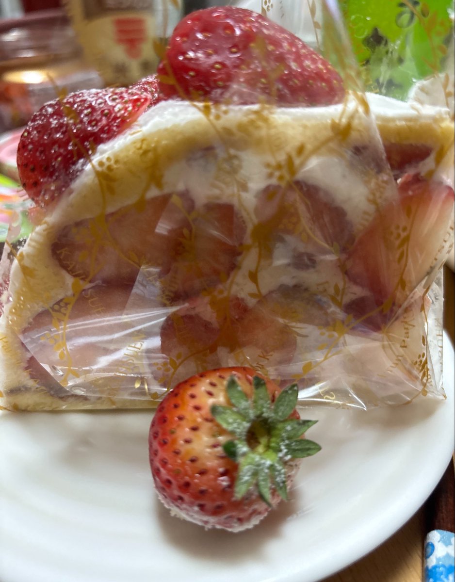 １日にケーキを2個食べても良いとされている 背景の生活感は見ないことにして
