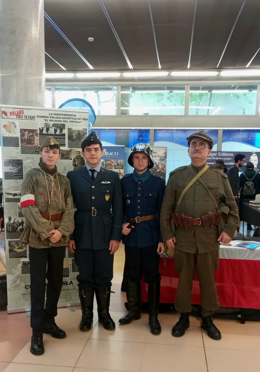 PolandFight's tweet photo. ¡Hemos participado en las Jornadas de Simulación Histórica Warcon 26 en Fuenlabrada! 
Hemos presentado uniformes del:
Ejército Azul
Infantería polaca 1939
Policía años 30 
Piloto polaco (Batalla de Inglaterra)
¡Gracias a la magnifica organización!
@PLInst_Madrid @PLenEspana https://t.co/Odof4zAqLC