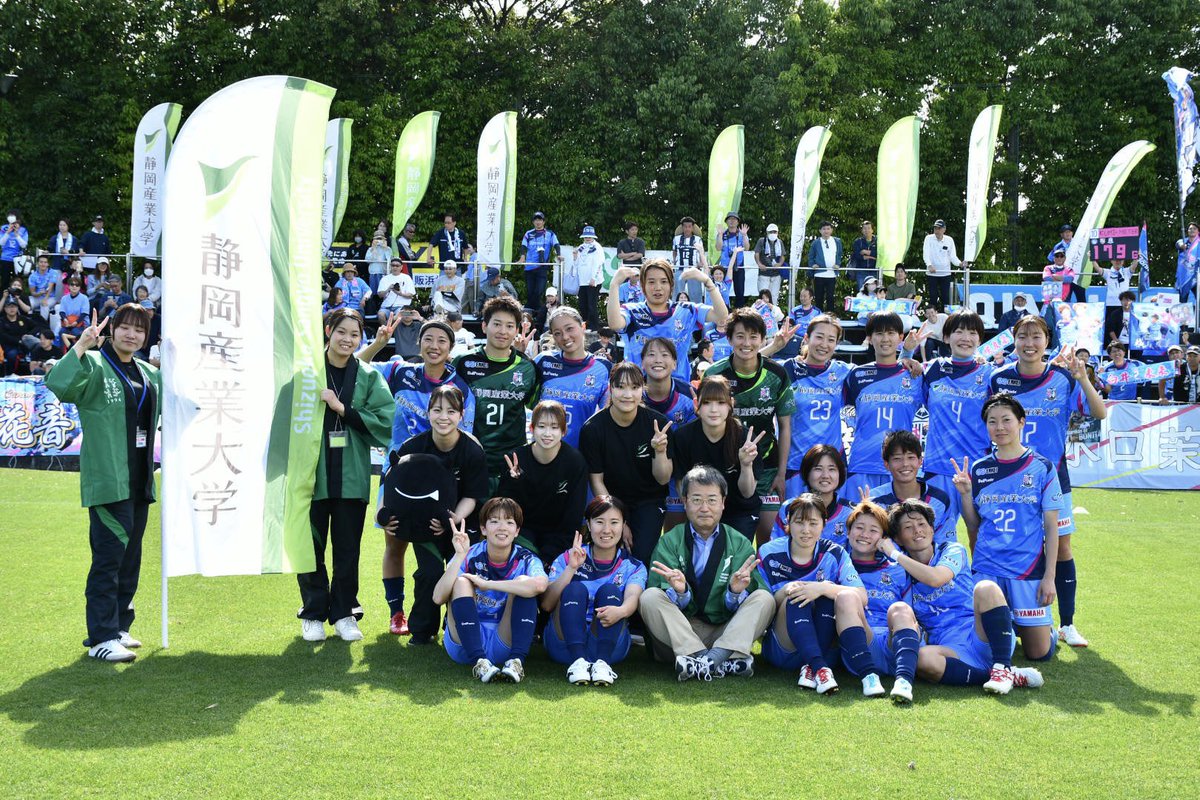 SSU_OFFICIAL's tweet photo. 【⚽️SSUボニータ静産大マッチデー】本日の「静岡産業大学マッチデー」は熱い応援が届き、見事4-0で勝利✨
小泉学長によるキックオフセレモニーや体操部女子の演技披露🤸
先制点はなんと本学の卒業生！試合後のファンも含め、静産大パワー炸裂の最高の一日となりました！👏
#静岡産業大学 #SSUボニータ https://t.co/MegAUF1ctd