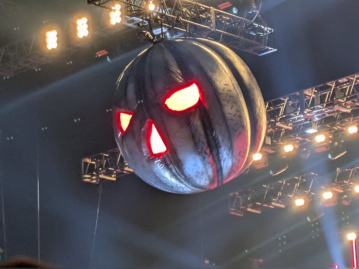 torahanneman's tweet photo. Helloween見に行ってきたよ。
40年前、スラッシュメタルブームでした。メタル友達の家に行き、新しいジャーマンメタルだよとレコードを聴いた。
ロンドン橋からの速いリフからの
カイ・ハンセンのahhhhhhhhhh。
ジャーマンすげーなと。
40年たちますが、Ride the Skyをライヴでフルでまた聴けて感激🥲 https://t.co/IQOicVZgcE