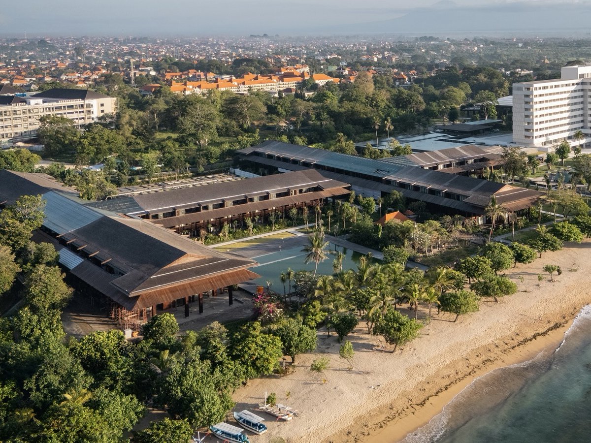 BookCabin's tweet photo. Best New Hotel: The Meru Sanur, Bali
 
Walaupun judulnya baru, tapi fasilitas dan suasananya gabisa diremehin. 
Lokasinya di pesisir Pantai Sanur yang biasa dibilang “Morning of the World”.

Suite luas dengan teras pribadi, suasana hijau, dan area wellness yang gede banget. 
Bangun pagi, buka jendela, langsung dapet rasa tenang. Simple tapi ngena banget!