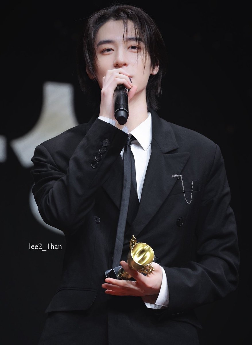 Lbeehan's tweet photo. @Mirju @EastCoastCenter Anjir keren banget GS kita ini, iya lagi kita udah sampe disini aja” Eliaam menghela nafas lalu melanjutkan katanya “Saatnya speech dari Outlanders kita, beri tepuk tangannya untuk @bseonghwa dan @szaebi” Eliaam kembali mundur seraya memberikan micnya kepada dua perwakilan. https://t.co/nHFoCq6oj2