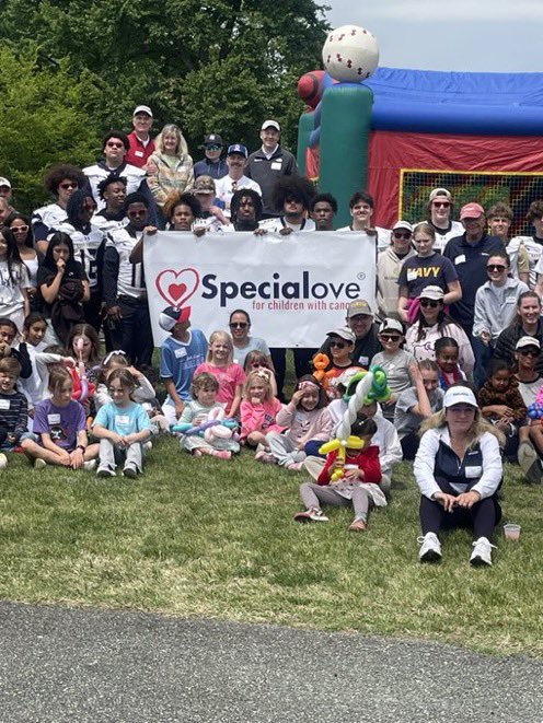 eliwilliams09's tweet photo. Enjoyed spending time with the kids from @specialove_org @gcfootball https://t.co/kDKzCG73jL