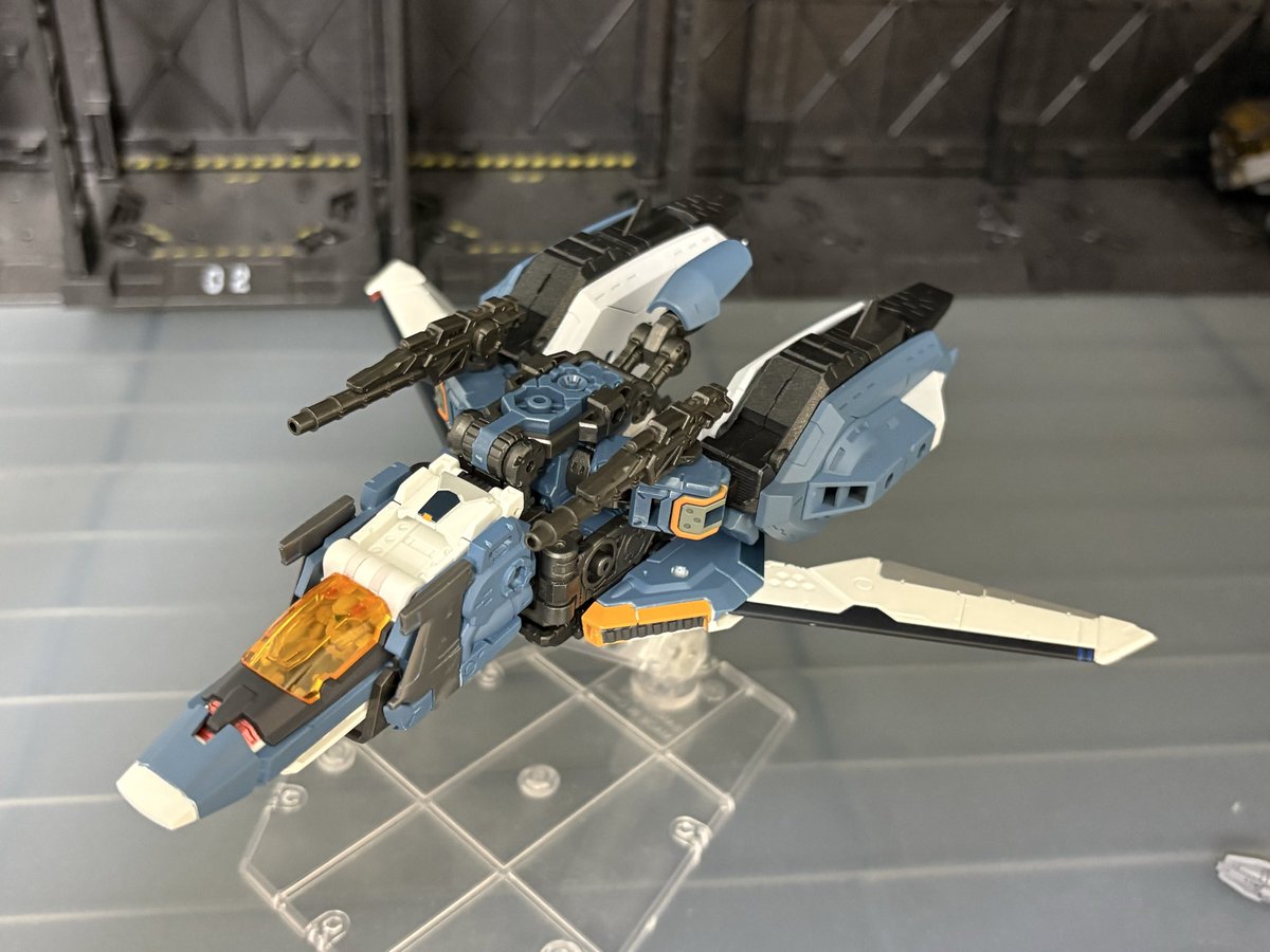 yu_tbot_opt's tweet photo. 【ホルスプラス】

数多あるホルスヴァーサルターのカスタムバリエーションの1機。当基地で配備が進んでいるハロエリス型を基礎に、変形システムを一新。デモンストレーションカラーのまま実戦配備されている。
変形時はウェイブライダーモードと呼ばれる。

#ダイアクロン https://t.co/kJtRcGrEUt