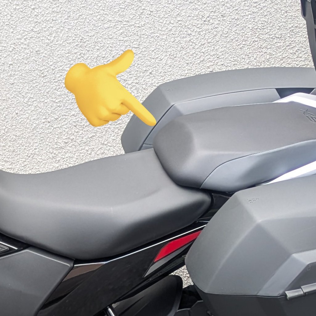 結果、これ付けて大正解。
SXは少し後ろに座って、タンデムシートのこの段差に骨盤を寝かせると安定感が爆増。もう座椅子。もうPS250。(嘘)
ハンドルライザーを付けることによって後ろに座りやすくなり、肘の曲がりも余裕が出来たので色々と楽になった。
SXとても良いです！