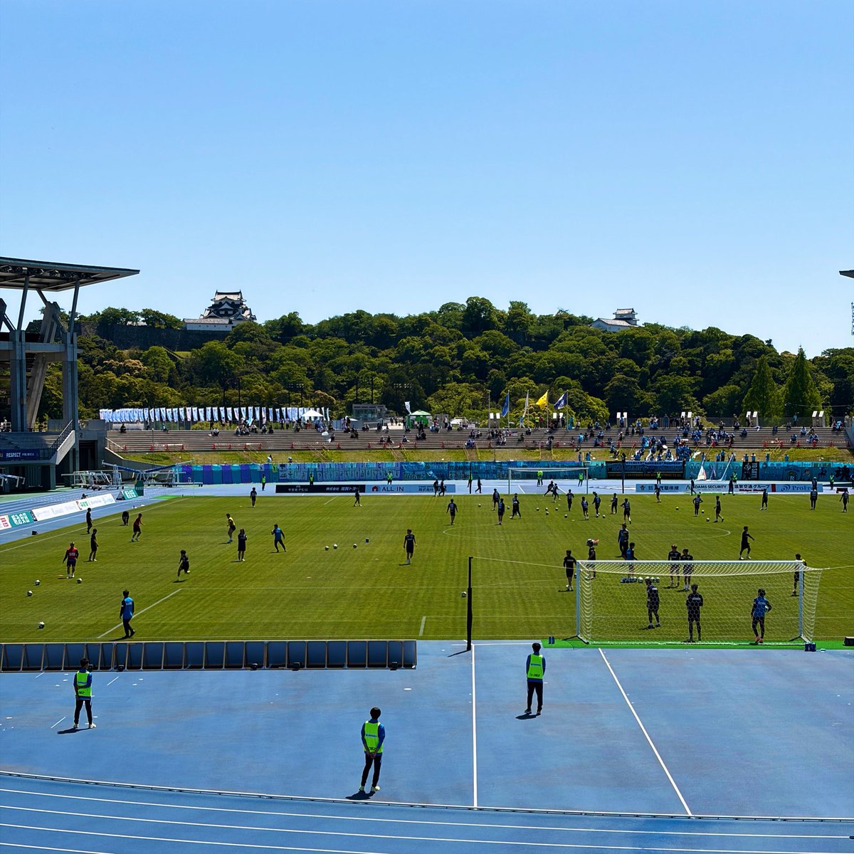 hub_sp's tweet photo. 初のアウェイ滋賀、お城が見えるスタジアムと顔見知りの選手達が多数活躍するクラブ。
久々に東寄り開催で出会う戦友達。
気持ちが上がる一戦だけにPK一発、無得点の敗北は悔しさが募る。
チャンスは多いのだから、最後のピースを追い求めよう、リセットにはまだ早すぎる。
#鹿児島ユナイテッドFC https://t.co/HK9Anp3xNU