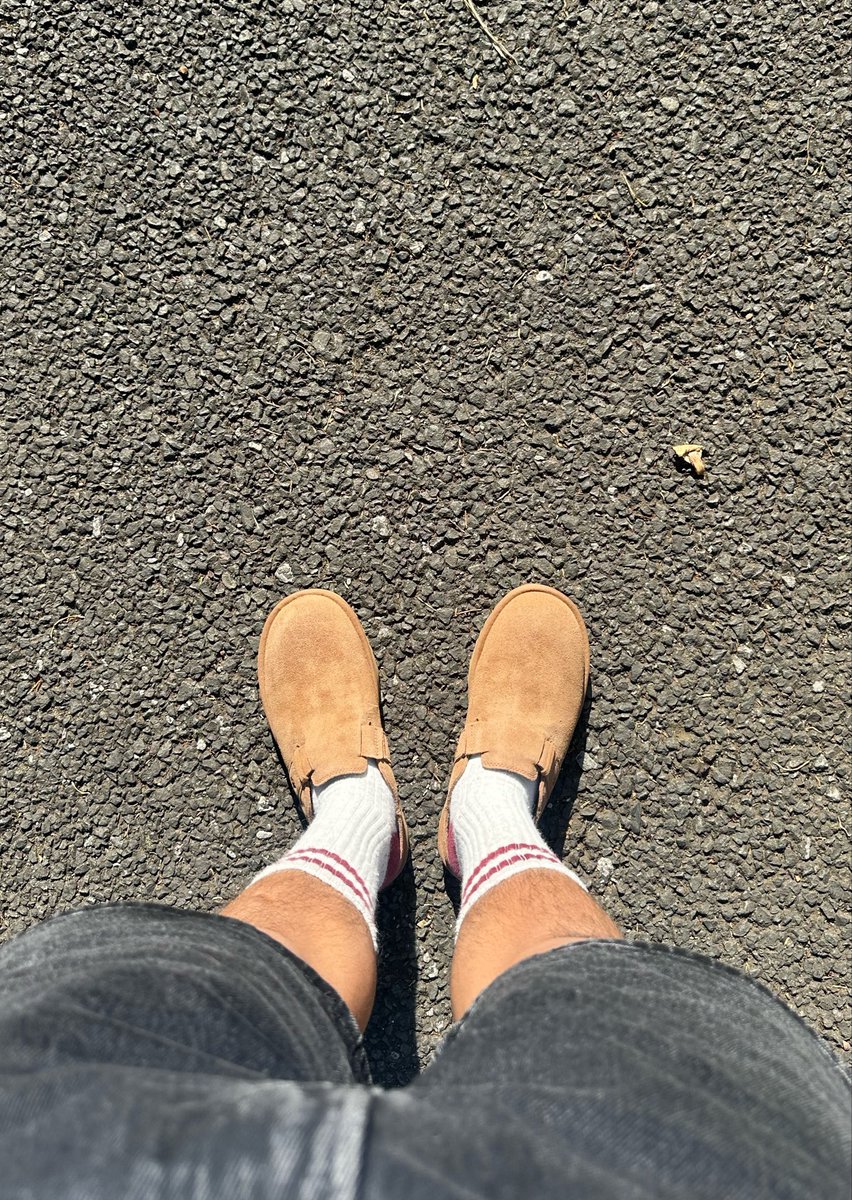 auvqph's tweet photo. 👞👞
すね毛見んな https://t.co/8iMLna28TX
