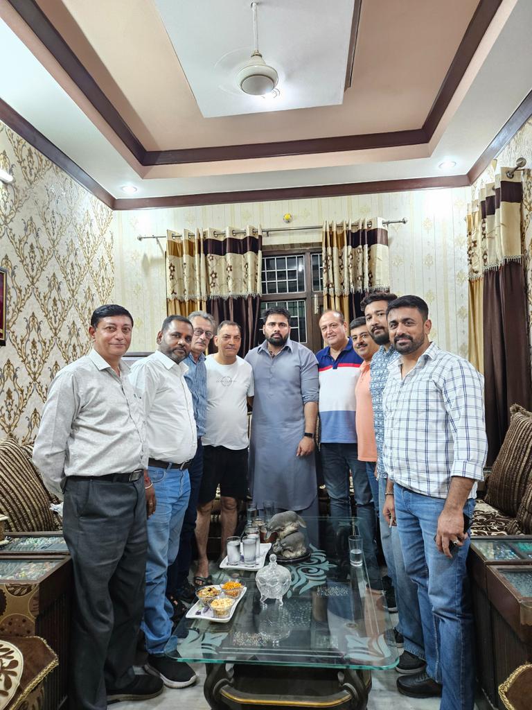 AkshaySharmaOrg's tweet photo. ਭਾਜਪਾ ਦੇ ਕਰਮਠ ਨੇਤਾ ਰਵੀ ਭੂਸ਼ਣ ਜੀ ਦੇ ਘਰ ਓਹਨਾਂ ਨਾਲ ਮੁਲਾਕਾਤ ਕੀਤੀ।
ਭਾਜਪਾ ਚ ਓਹਨਾਂ ਦੇ ਤਜੁਰਬੇ ਬਾਰੇ ਜਾਣਿਆ ਅਤੇ ਰਾਜਨੀਤੀ ਦੇ ਗੁਰ ਸਿੱਖਣ ਦਾ ਮੌਕਾ ਮਿਲਿਆ। 
ਇਸ ਦੌਰਾਨ ਭਾਜਪਾ ਦੇ ਸੀਨੀਅਰ ਨੇਤਾ ਪੱਪੂ ਮਹਾਜਨ ਜੀ ਅਤੇ  ਗੌਰਵ ਅੱਗਰਵਾਲ ਜੀ ਵੀ ਸਾਥ ਰਹੇ।

#akshaysharma
#akshaysharmaamritsar 
#akshaysharmabjp https://t.co/VJOhI7J3xn