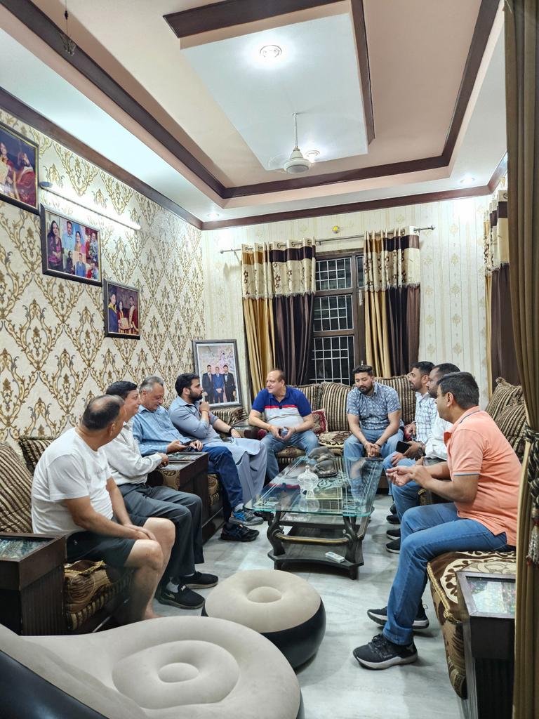 AkshaySharmaOrg's tweet photo. ਭਾਜਪਾ ਦੇ ਕਰਮਠ ਨੇਤਾ ਰਵੀ ਭੂਸ਼ਣ ਜੀ ਦੇ ਘਰ ਓਹਨਾਂ ਨਾਲ ਮੁਲਾਕਾਤ ਕੀਤੀ।
ਭਾਜਪਾ ਚ ਓਹਨਾਂ ਦੇ ਤਜੁਰਬੇ ਬਾਰੇ ਜਾਣਿਆ ਅਤੇ ਰਾਜਨੀਤੀ ਦੇ ਗੁਰ ਸਿੱਖਣ ਦਾ ਮੌਕਾ ਮਿਲਿਆ। 
ਇਸ ਦੌਰਾਨ ਭਾਜਪਾ ਦੇ ਸੀਨੀਅਰ ਨੇਤਾ ਪੱਪੂ ਮਹਾਜਨ ਜੀ ਅਤੇ  ਗੌਰਵ ਅੱਗਰਵਾਲ ਜੀ ਵੀ ਸਾਥ ਰਹੇ।

#akshaysharma
#akshaysharmaamritsar 
#akshaysharmabjp https://t.co/VJOhI7J3xn