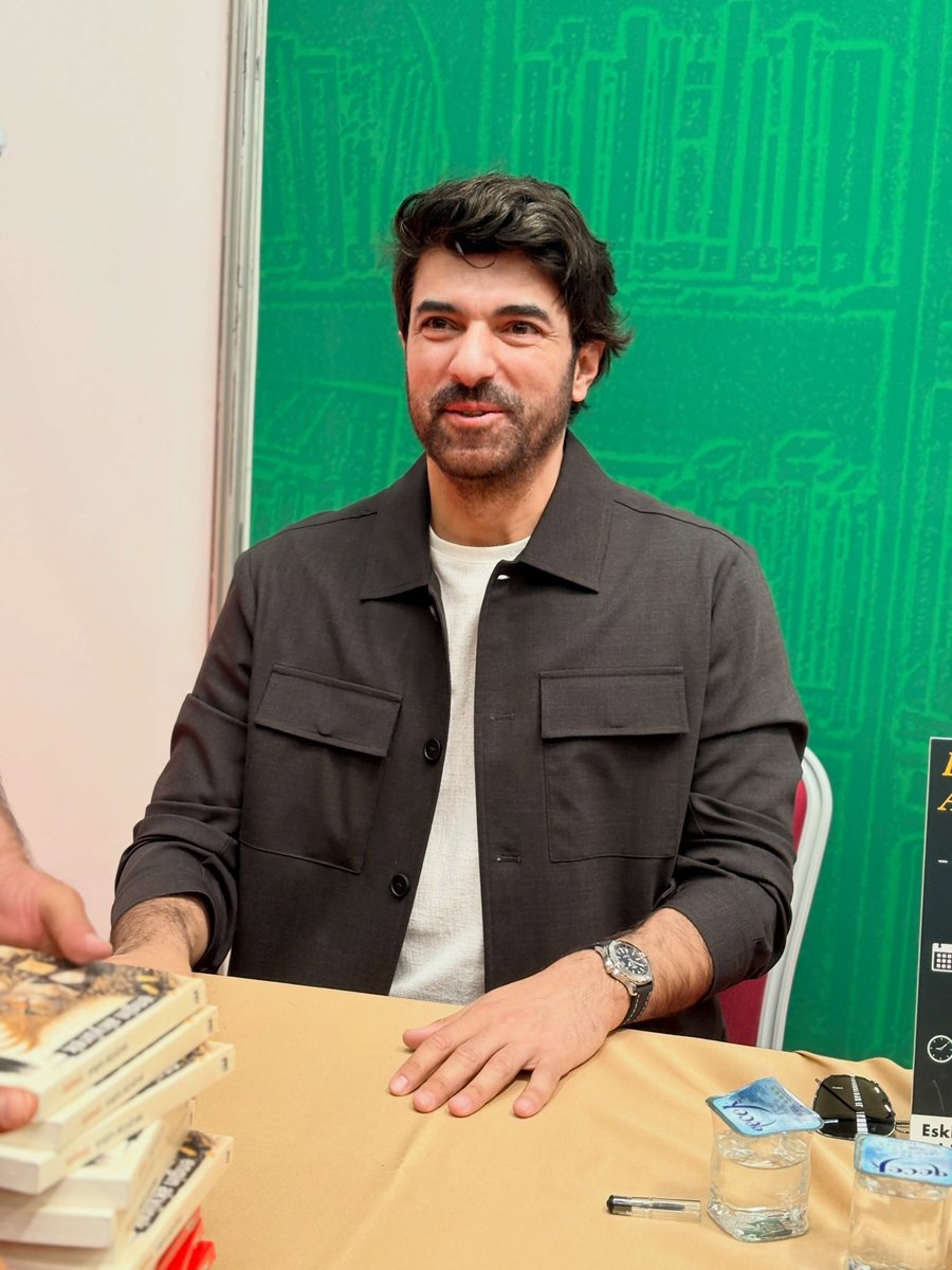 CasandraFer's tweet photo. Cuando iluminas cada espacio en el que estás 💫❤️🫶🏻
Otra firma de libros, otro éxito! 🙏🏻🧿😍
#EnginAkyürek #Sessizlik #Zamansiz #İsimsiz https://t.co/PZAZqFM625