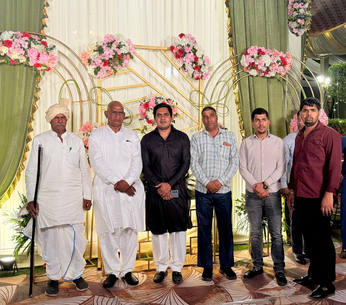 ikuldeepgurjar_'s tweet photo. वैवाहिक कार्यक्रमों में अपनों के बीच …
@DeependerSHooda 
@raonarenderinc 
@SachinPilot https://t.co/7bqeK6iKJY