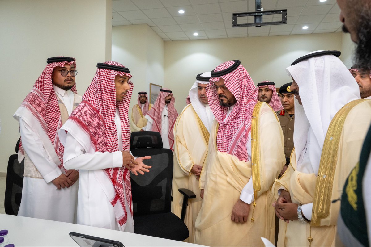 makkahregion's tweet photo. وقف سموّه على سير العمل في غرفة الاستعداد المسبق بالمركز، وما تضمه من شاشات وأنظمة تشغيلية تُستخدم في متابعة العمليات التشغيلية، وما تضطلع به من مهام تشمل تأكيد مساكن الحجاج مع مقدّمي الخدمة قبل وصولهم، ومتابعة إحصائيات وصول الحافلات القادمة إلى المركز، إضافةً إلى نظام تتبّع الحافلات؛ لضمان انسيابية الحركة وسرعة إنهاء الإجراءات