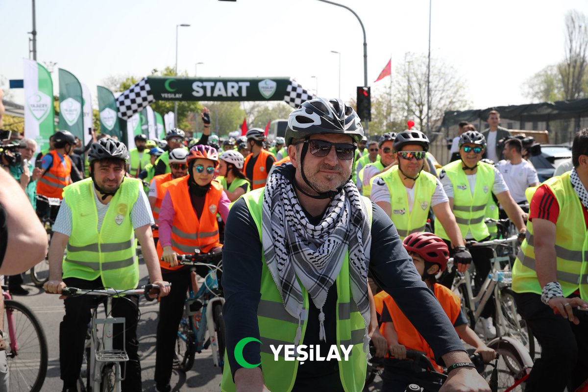YesilayKurumsal's tweet photo. Sumud'un yanında, özgür Filistin yolunda. 🇹🇷🇵🇸

Gazze’ye insani yardım ulaştırmak ve ablukayı kırmak amacıyla yola çıkan Küresel Sumud Filosu’na destek için Filistin’e Destek Platformu ile düzenlediğimiz bisiklet turunda yüzlerce kişi tek yürek oldu.🤝🏻

Genel Merkezimiz Sepetçiler Kasrı’ndan başlayan ve İstanbul’un tarihi güzergahlarından geçen bu anlamlı yolculukta bayraklarla süslenen bisikletler, dayanışmanın ve kardeşliğin sembolü haline geldi. 

Genel Başkanımız Doç. Dr. Mehmet Dinç ile birlikte AK Parti İstanbul İl Başkanı Abdullah Özdemir, Filistin’e Destek Platformu Başkanı Osman Nuri Kabaktepe ve İstanbul Vali Yardımcısı Ünal Kılıçarslan’ın da katıldığı  bu anlamlı buluşmada, sporun birleştirici gücüyle Filistin halkının yanında olduğumuzu hep birlikte gösterdik.💪🏻 #FreePalestine 

#Yeşilay #KüreselSumudFilosu