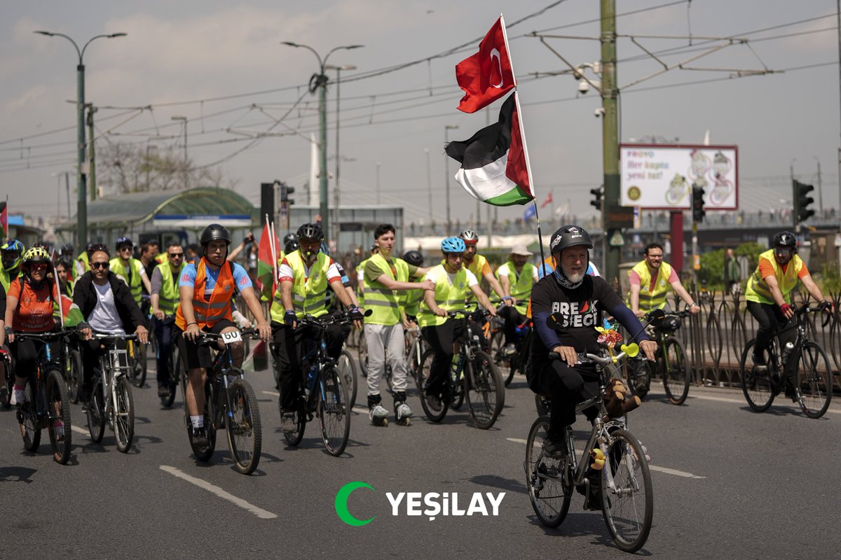 YesilayKurumsal's tweet photo. Sumud'un yanında, özgür Filistin yolunda. 🇹🇷🇵🇸

Gazze’ye insani yardım ulaştırmak ve ablukayı kırmak amacıyla yola çıkan Küresel Sumud Filosu’na destek için Filistin’e Destek Platformu ile düzenlediğimiz bisiklet turunda yüzlerce kişi tek yürek oldu.🤝🏻

Genel Merkezimiz Sepetçiler Kasrı’ndan başlayan ve İstanbul’un tarihi güzergahlarından geçen bu anlamlı yolculukta bayraklarla süslenen bisikletler, dayanışmanın ve kardeşliğin sembolü haline geldi. 

Genel Başkanımız Doç. Dr. Mehmet Dinç ile birlikte AK Parti İstanbul İl Başkanı Abdullah Özdemir, Filistin’e Destek Platformu Başkanı Osman Nuri Kabaktepe ve İstanbul Vali Yardımcısı Ünal Kılıçarslan’ın da katıldığı  bu anlamlı buluşmada, sporun birleştirici gücüyle Filistin halkının yanında olduğumuzu hep birlikte gösterdik.💪🏻 #FreePalestine 

#Yeşilay #KüreselSumudFilosu