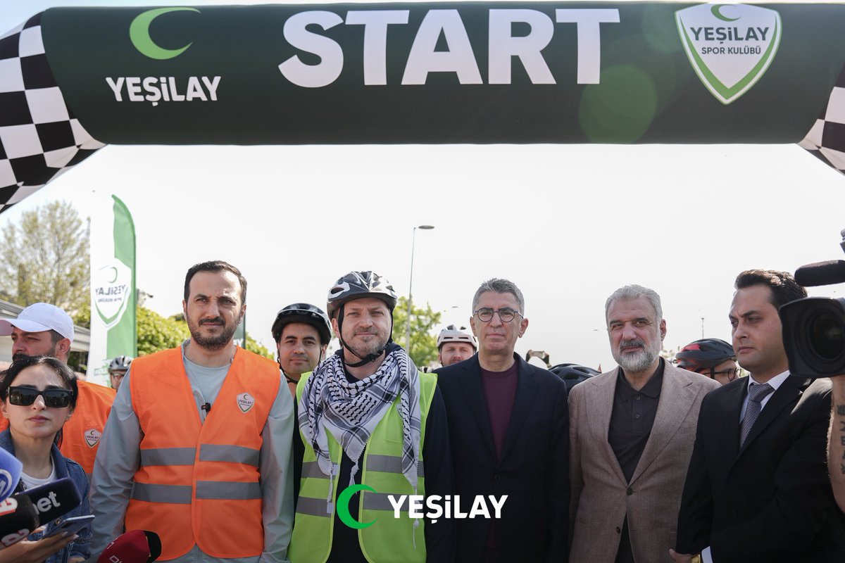 YesilayKurumsal's tweet photo. Sumud'un yanında, özgür Filistin yolunda. 🇹🇷🇵🇸

Gazze’ye insani yardım ulaştırmak ve ablukayı kırmak amacıyla yola çıkan Küresel Sumud Filosu’na destek için Filistin’e Destek Platformu ile düzenlediğimiz bisiklet turunda yüzlerce kişi tek yürek oldu.🤝🏻

Genel Merkezimiz Sepetçiler Kasrı’ndan başlayan ve İstanbul’un tarihi güzergahlarından geçen bu anlamlı yolculukta bayraklarla süslenen bisikletler, dayanışmanın ve kardeşliğin sembolü haline geldi. 

Genel Başkanımız Doç. Dr. Mehmet Dinç ile birlikte AK Parti İstanbul İl Başkanı Abdullah Özdemir, Filistin’e Destek Platformu Başkanı Osman Nuri Kabaktepe ve İstanbul Vali Yardımcısı Ünal Kılıçarslan’ın da katıldığı  bu anlamlı buluşmada, sporun birleştirici gücüyle Filistin halkının yanında olduğumuzu hep birlikte gösterdik.💪🏻 #FreePalestine 

#Yeşilay #KüreselSumudFilosu