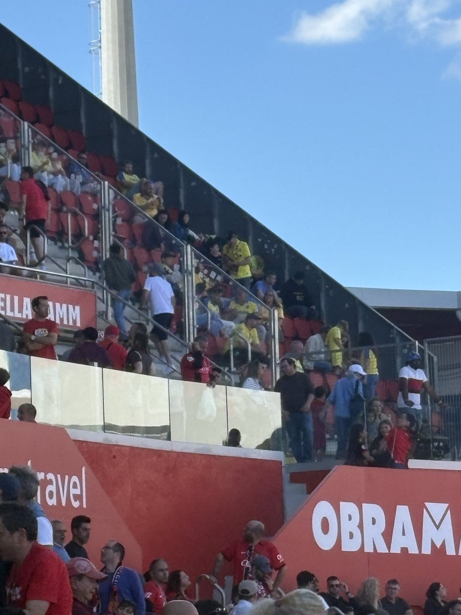tomeu_bibiloni's tweet photo. Mientras la aficion visitante disfruta de sombrita, los nuestros se asan. 
Vamos a ganar las copas al Fair play y a la imbecilidad https://t.co/8SajRypNVw