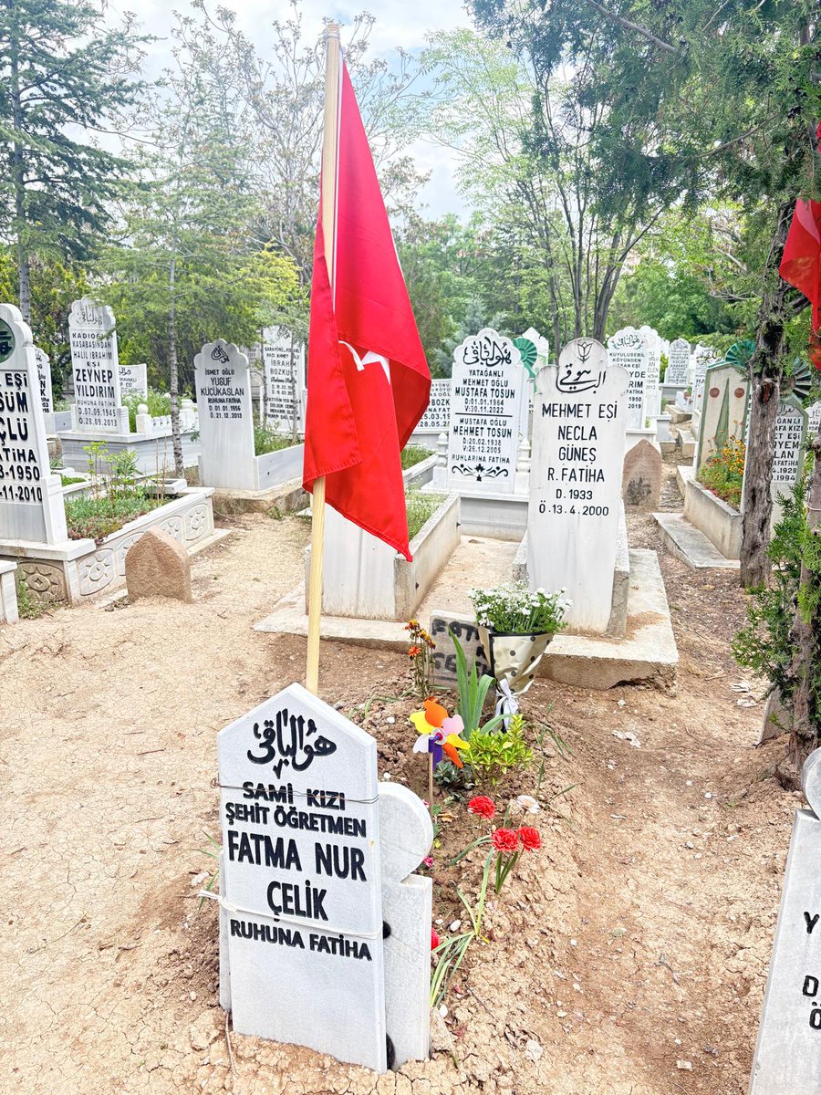 MehmetAli_Bited's tweet photo. Anneler Günü vesilesiyle, şehit öğretmenimiz Fatma Nur Çelik’i kabri başında yad ettik.

Yakın zamanda kaybettiğimiz Fatma Nur Çelik ve Ayla Kara ile ismini sayamadığımız tüm şehit öğretmenlerimizi rahmet, minnet ve dualarla anıyoruz.

Tüm şehit anneleri başta olmak üzere, bütün annelerimizin Anneler Günü’nü en içten dileklerimizle kutluyoruz.