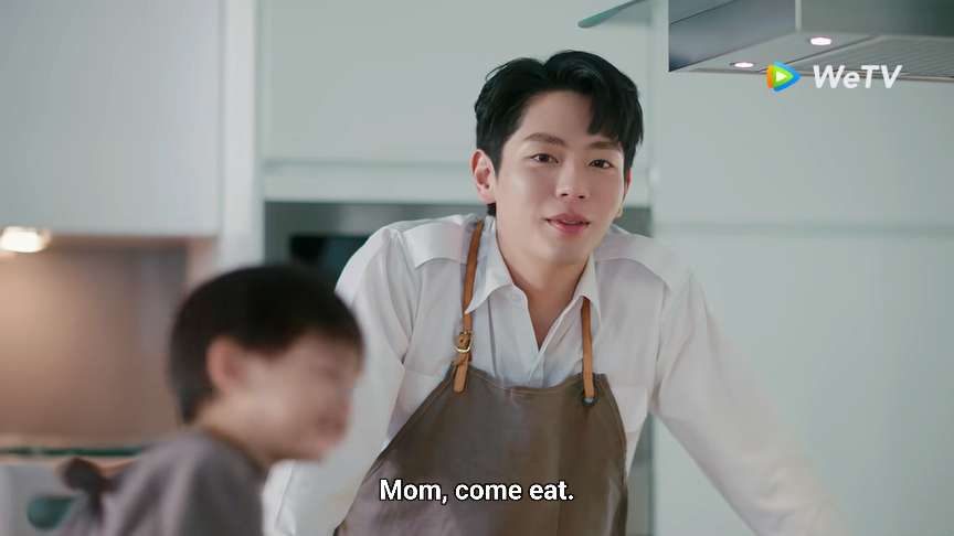 “Director’s Note EP4 — Things You Really Didn’t Need to Know, from P’Pep

Since Singto ended up at Krit’s house, we had him wear one of Krit’s t-shirts. But when he put it on, Bua from wardrobe walked over and asked, “Can we tie the collar a little? It’s so huge he’s about to