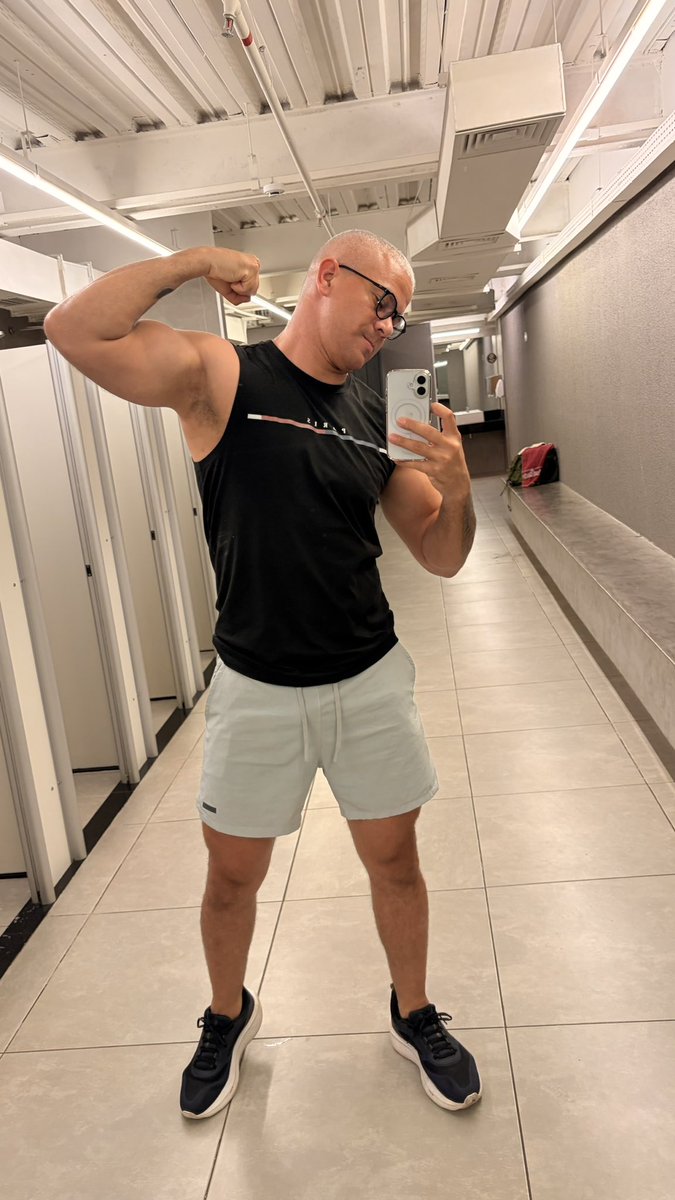 SaimonRio's tweet photo. Mamãe, tô forte 😝😝😝
📍SmartFit Porto Velho Shopping
.
.
#portovelho #pvh #rondonia #amazonia #amazon #brasil #brazil #north #saimon #saimonrio #guy #dude #instagood #brazilianboy https://t.co/QXpTy6whyz